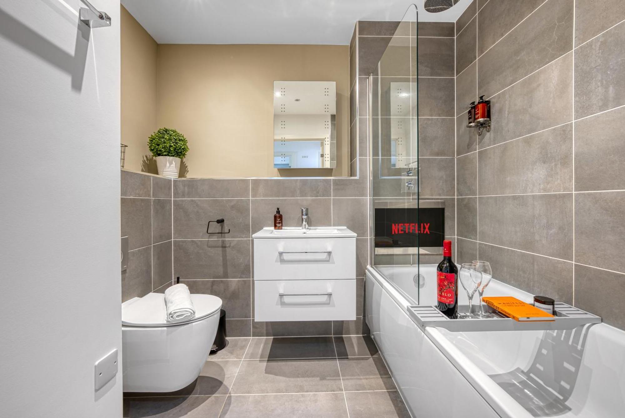 1 Bedroom Ocean Village Luxurious, Stylish & Cosy Apartment, Central Location In Southampton, Sleeps 4 - Summer Special Offer! - By Blue Puffin Stays Exterior foto